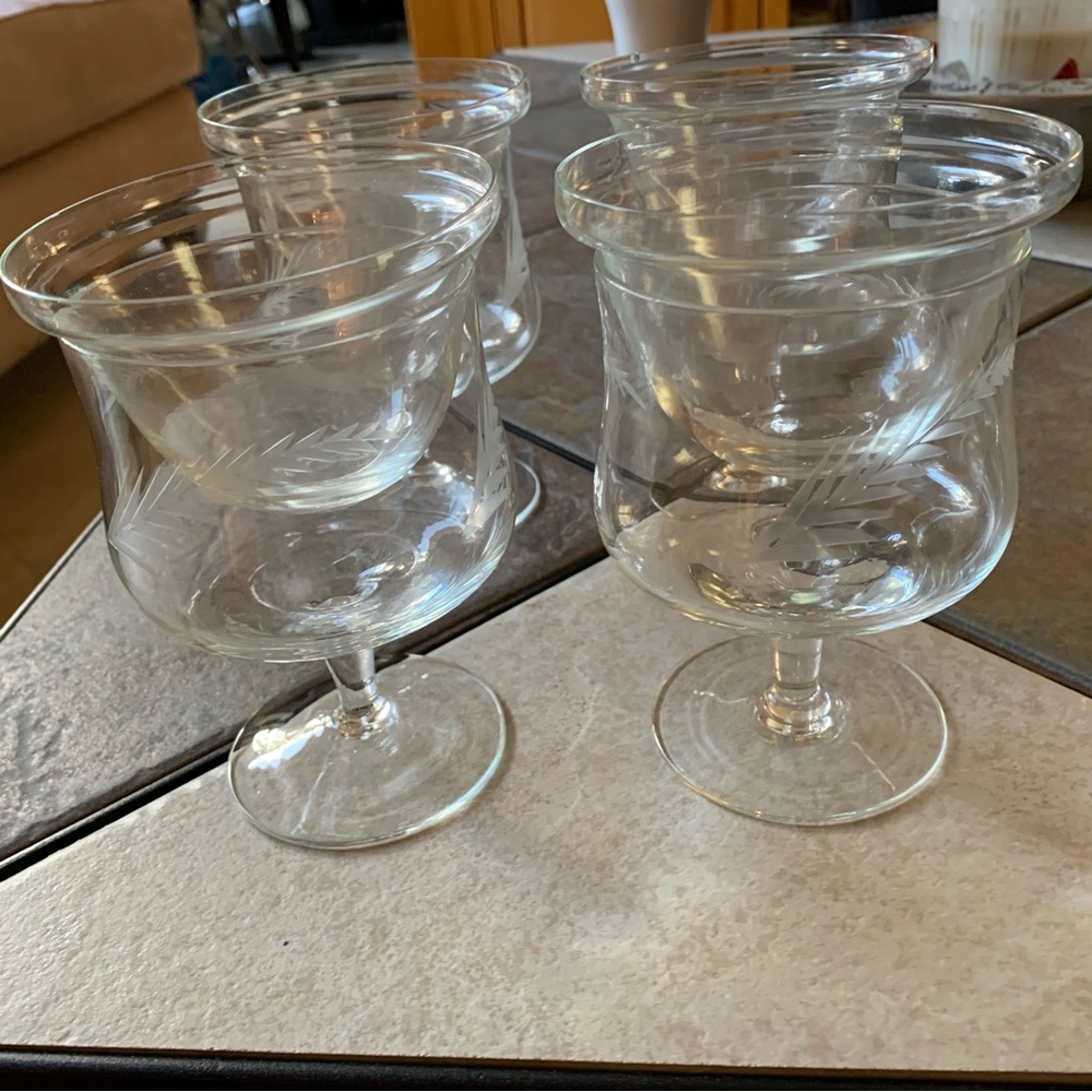 SHRIMP COCKTAIL & CHILLER GLASSES. 4 pc Set includes Inserts. Etching on glass.